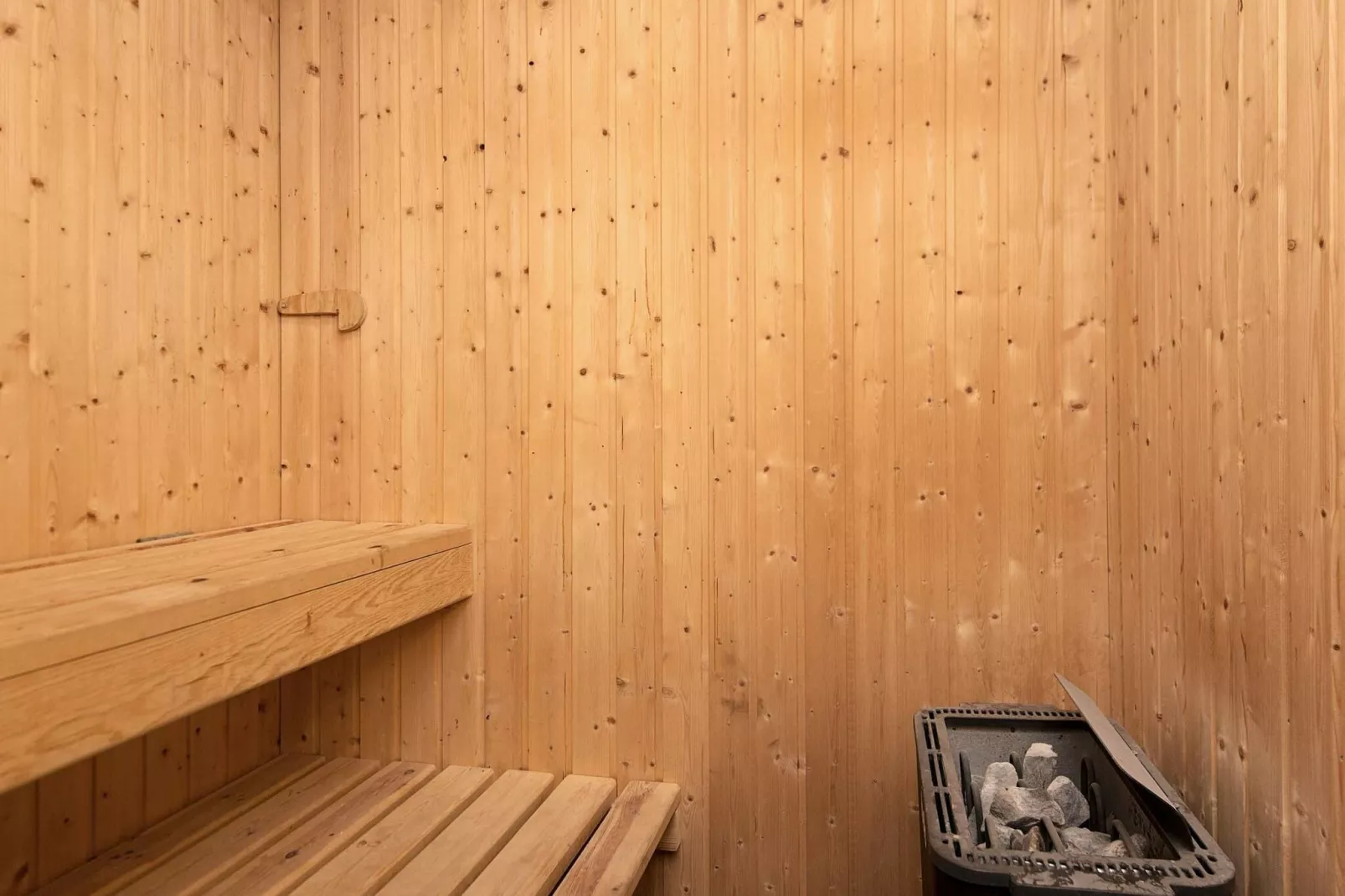 Eigentijds vakantiehuis in Sjølund met een sauna