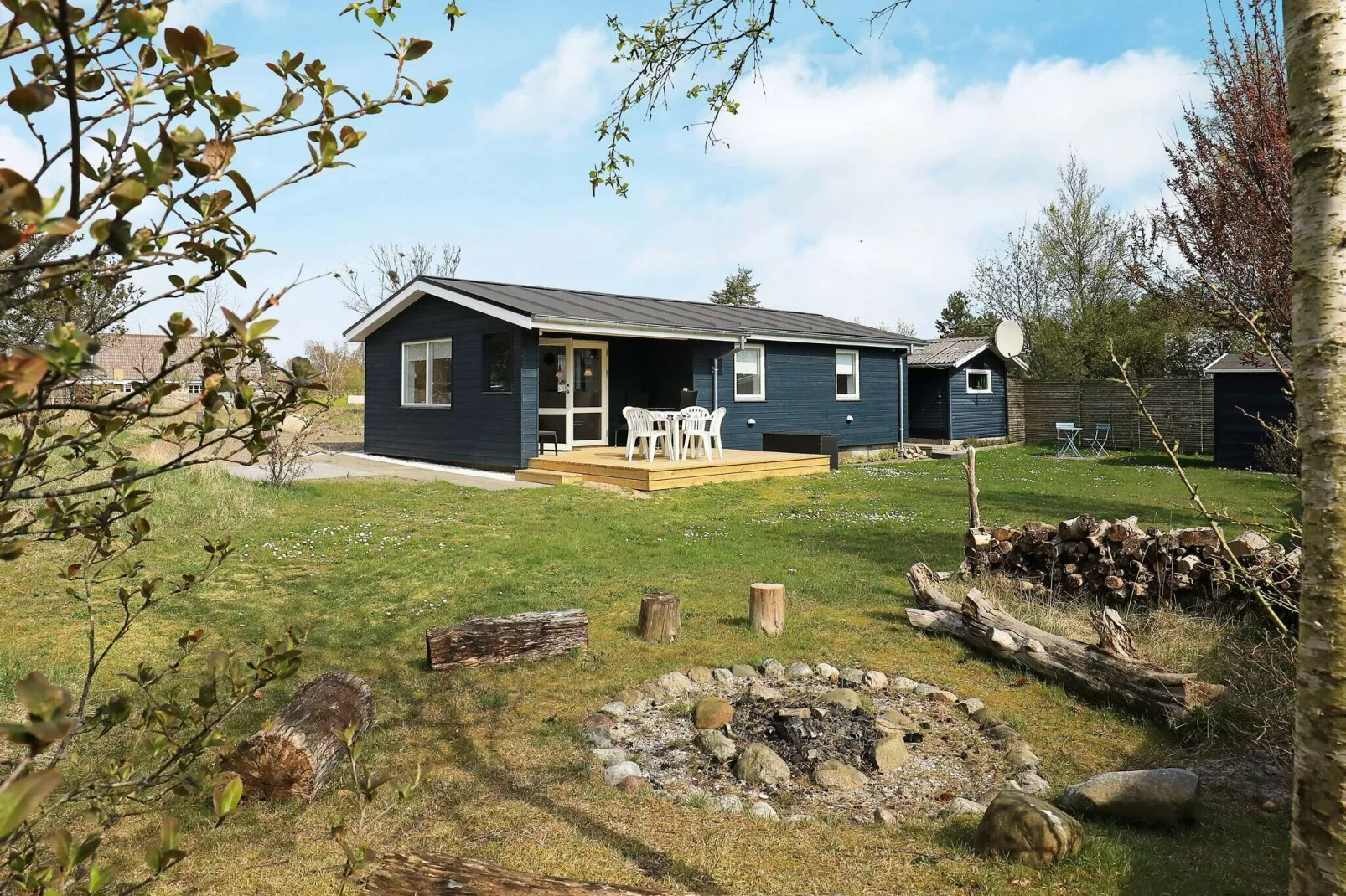 Prachtig vakantiehuis in Strandby met een tuin