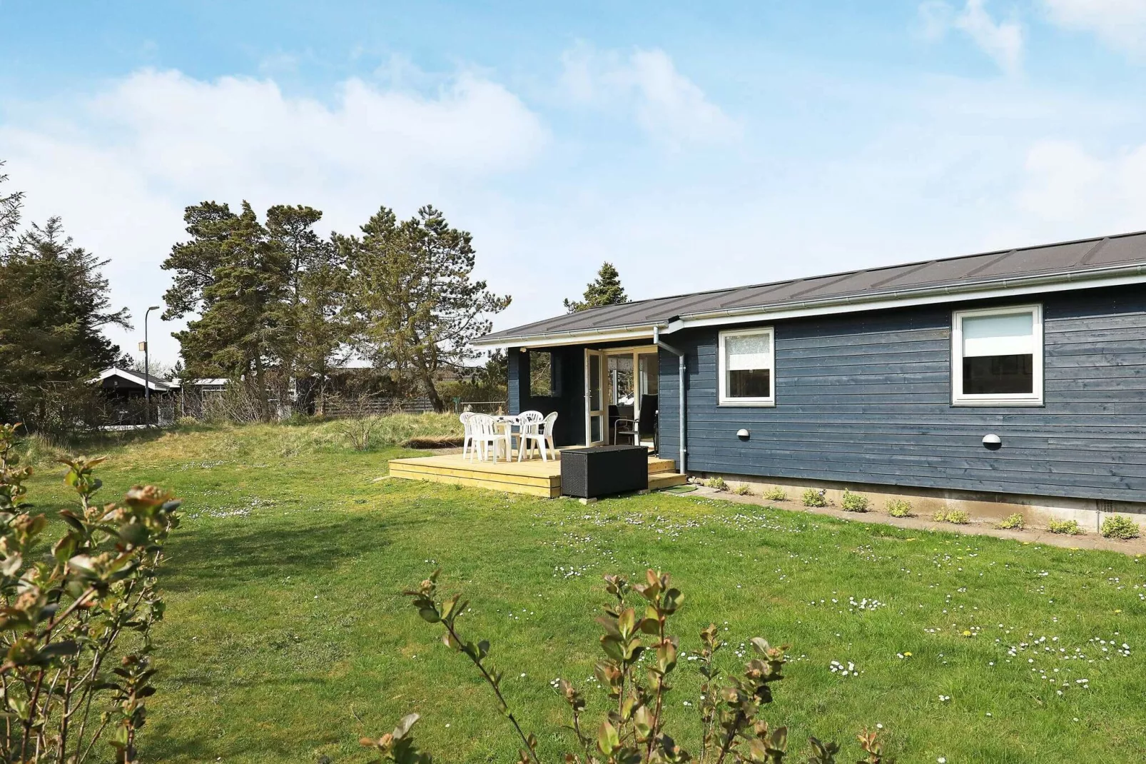 Prachtig vakantiehuis in Strandby met een tuin-Uitzicht