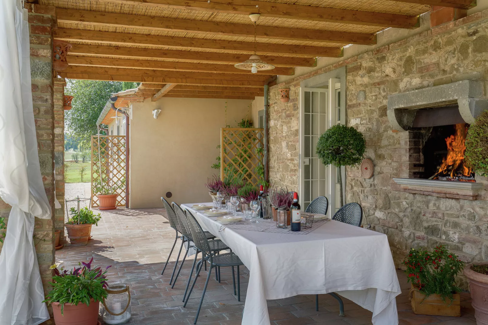 Typisch Toscaanse boerderij in Cortona met privézwembad-Terrasbalkon