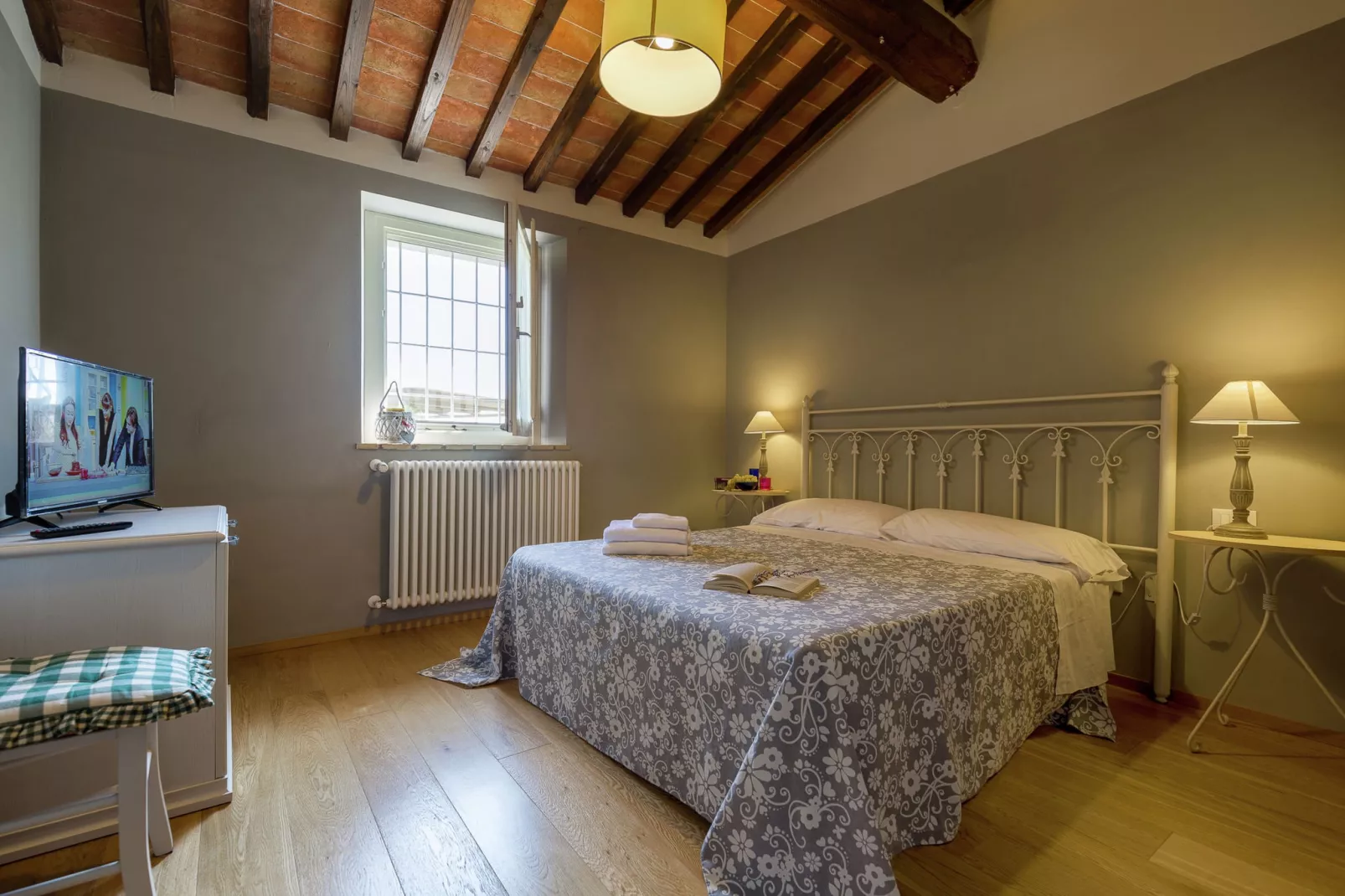 Typisch Toscaanse boerderij in Cortona met privézwembad-Slaapkamer