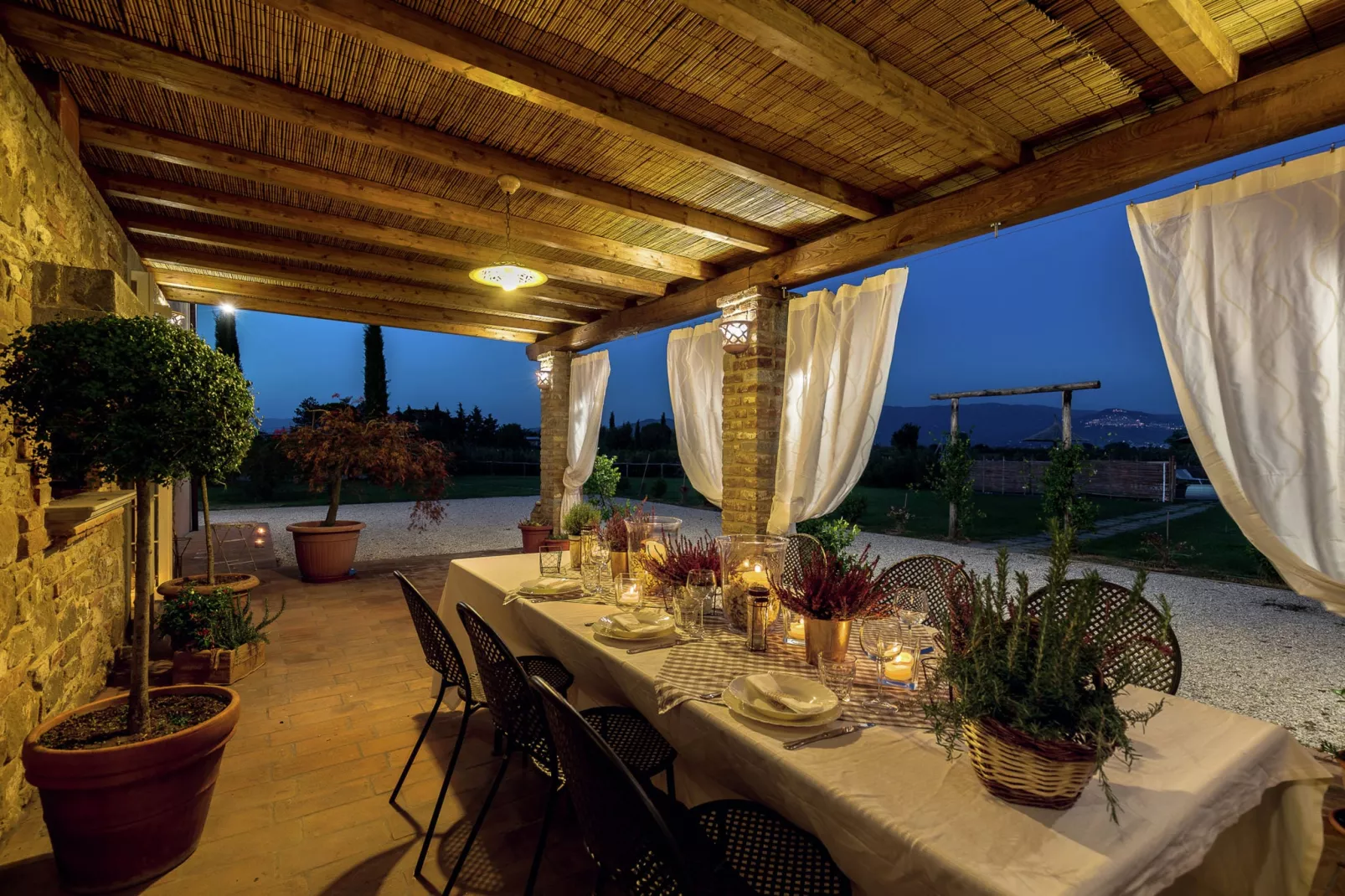Typisch Toscaanse boerderij in Cortona met privézwembad-Terrasbalkon