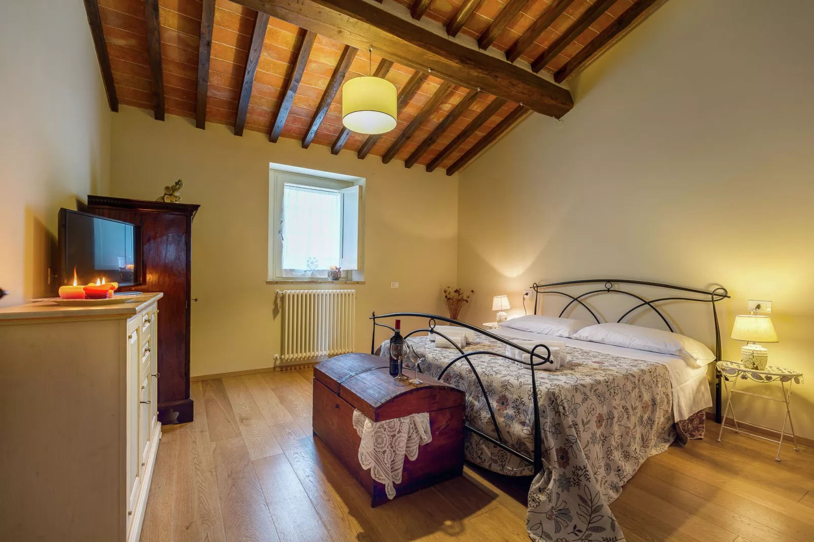 Typisch Toscaanse boerderij in Cortona met privézwembad-Slaapkamer