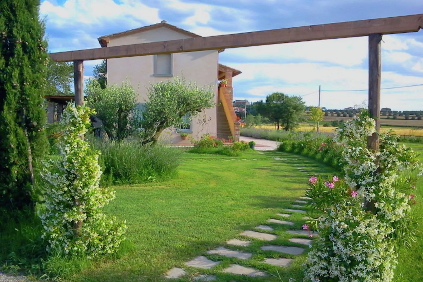 Typisch Toscaanse boerderij in Cortona met privézwembad-Tuinen zomer