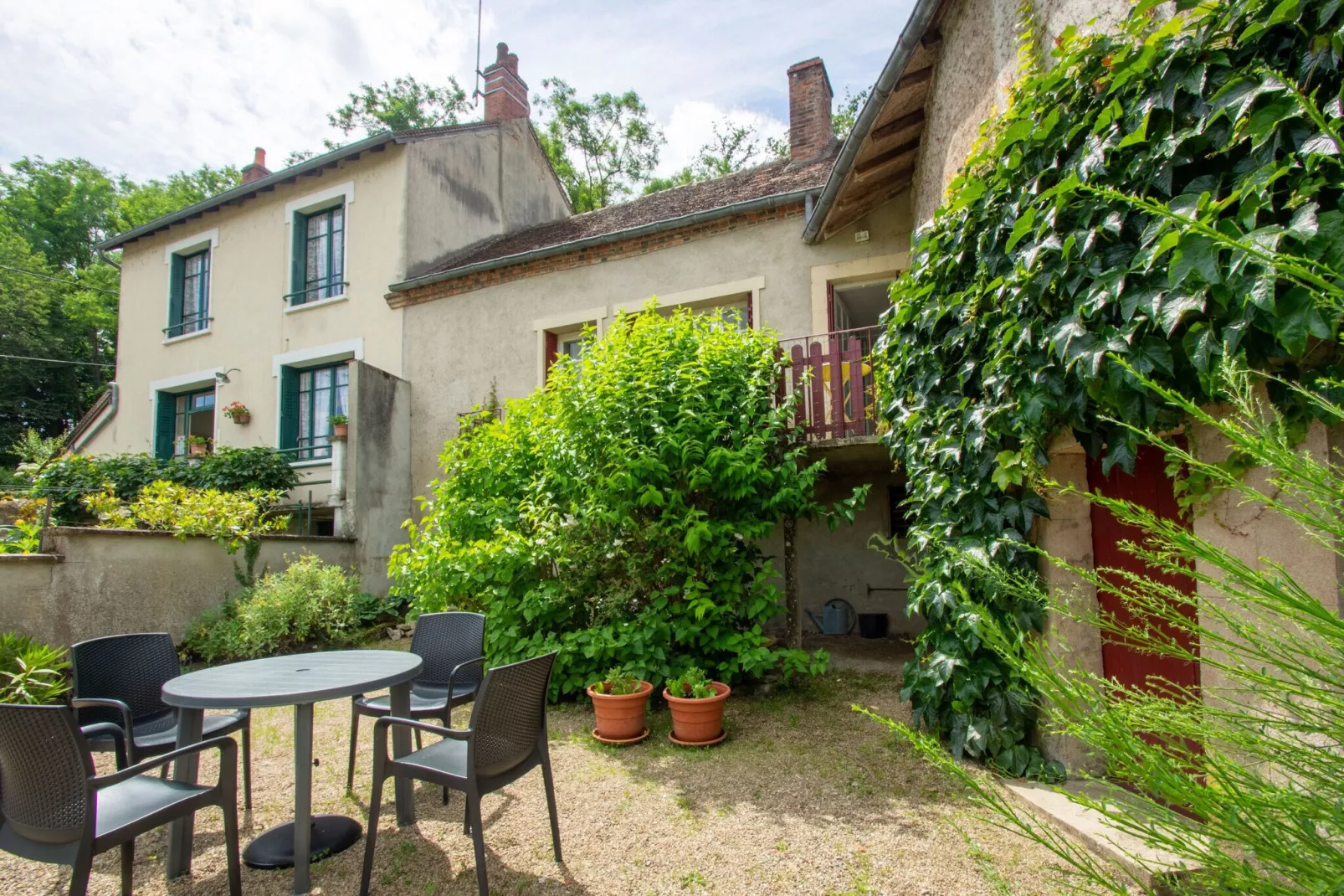 Gîte Calvaire - Hérisson-Tuinen zomer