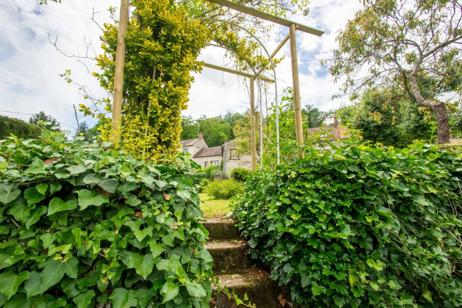 Gîte Calvaire - Hérisson-Tuinen zomer