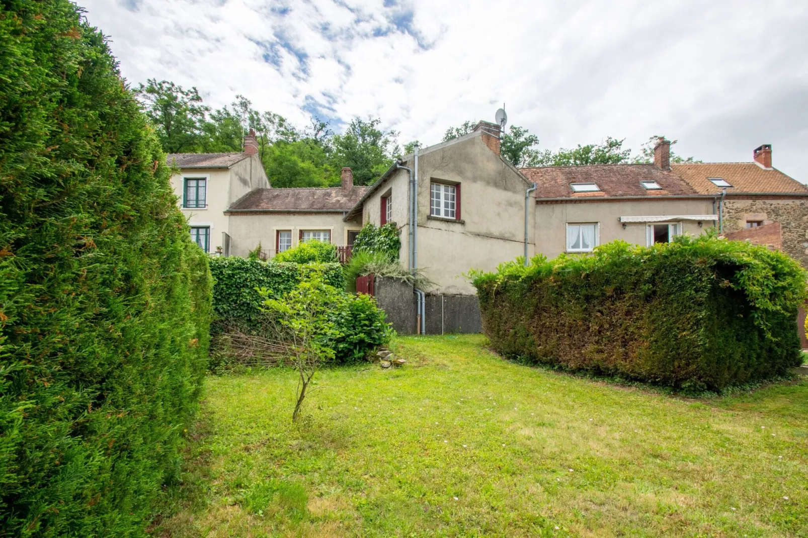 Gîte Calvaire - Hérisson-Tuinen zomer