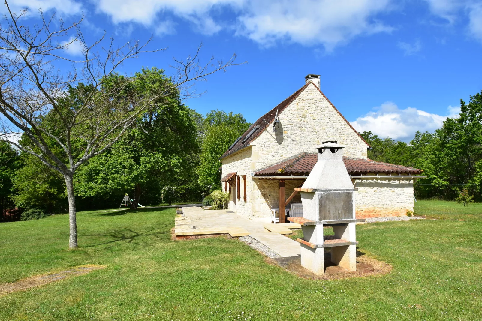 Maison de vacances Uzech-Buitenkant zomer