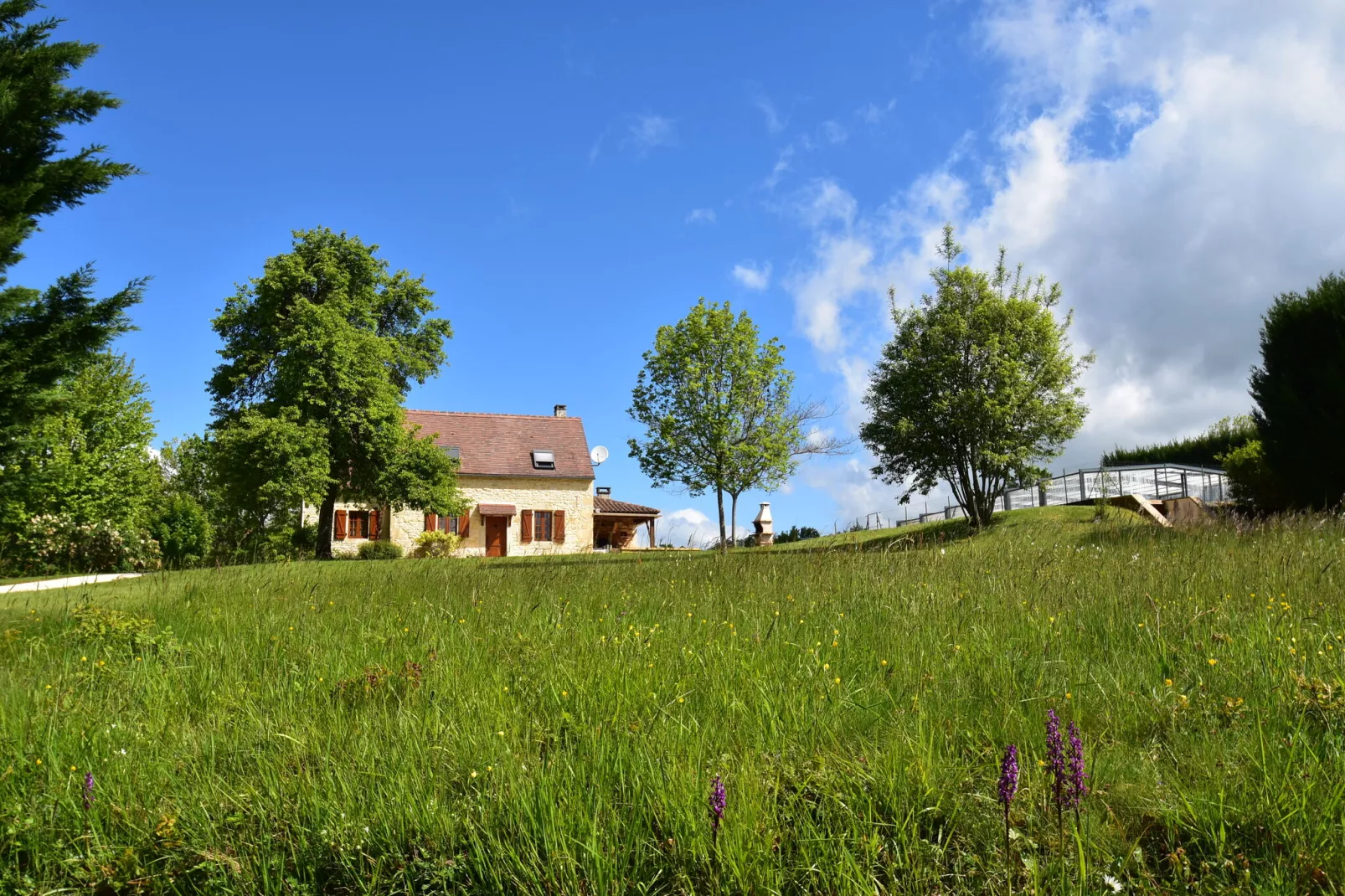 Maison de vacances Uzech-Buitenkant zomer