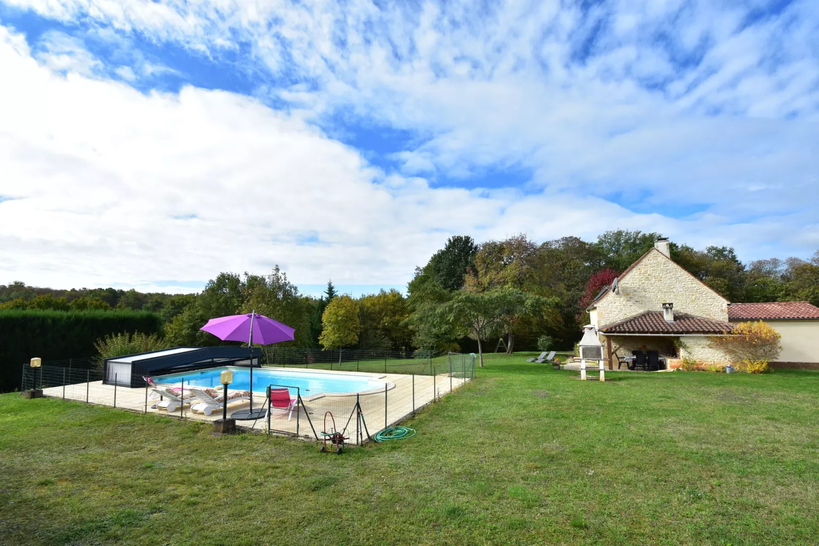 Maison de vacances Uzech-Buitenkant zomer