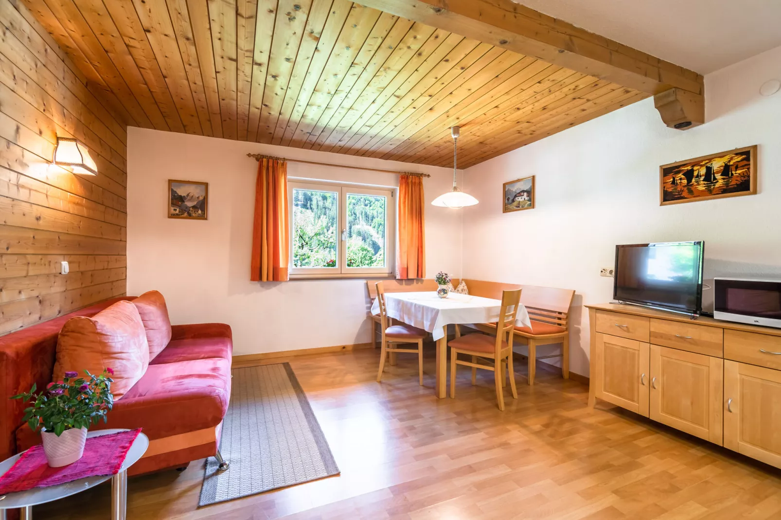Haus Mangard-Woonkamer