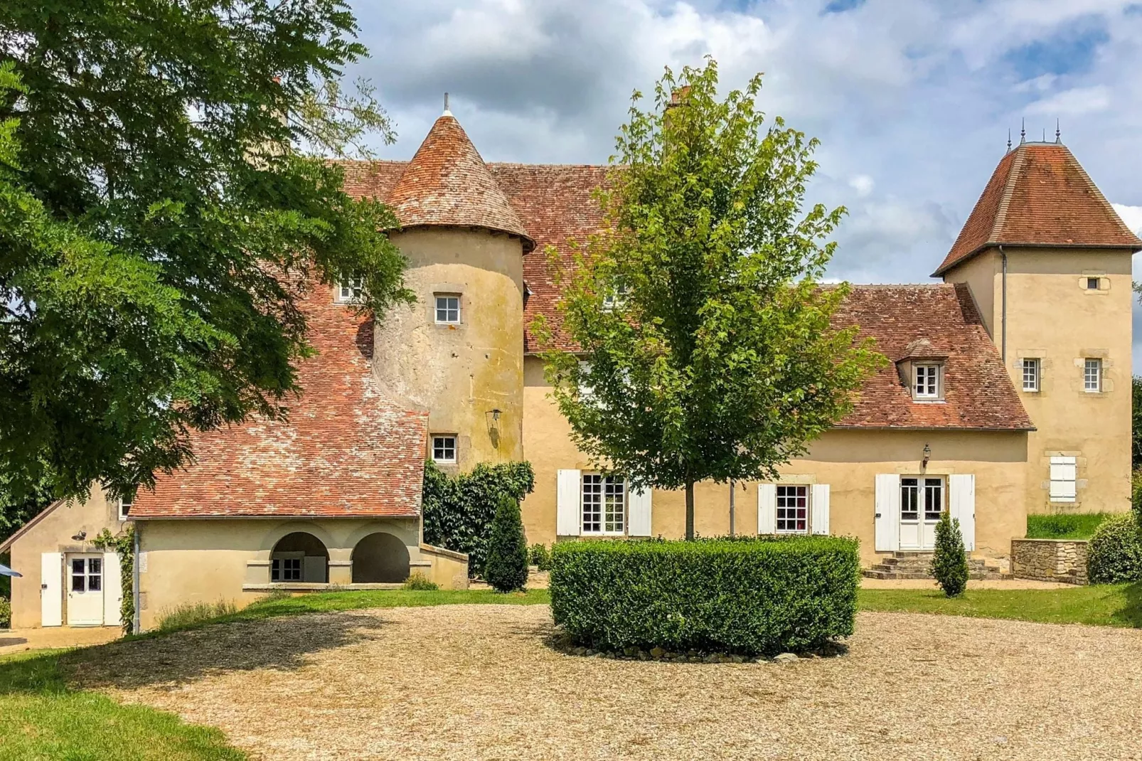 Un château en bordure de rivière-Buitenkant zomer