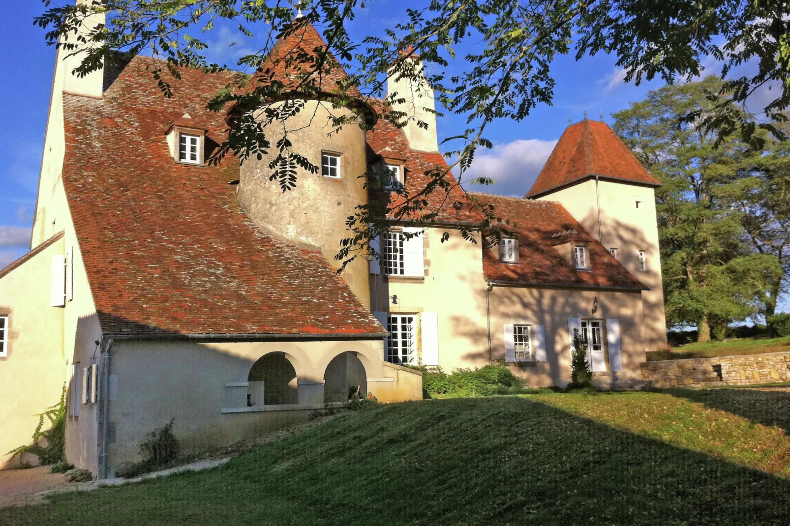 Un château en bordure de rivière