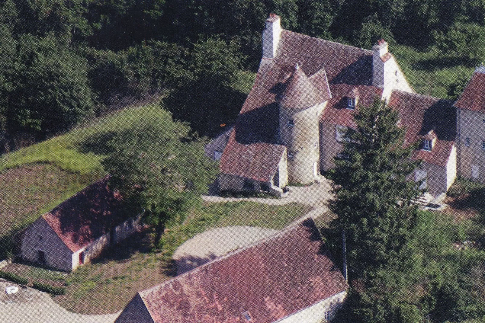 Un château en bordure de rivière-Buitenkant zomer