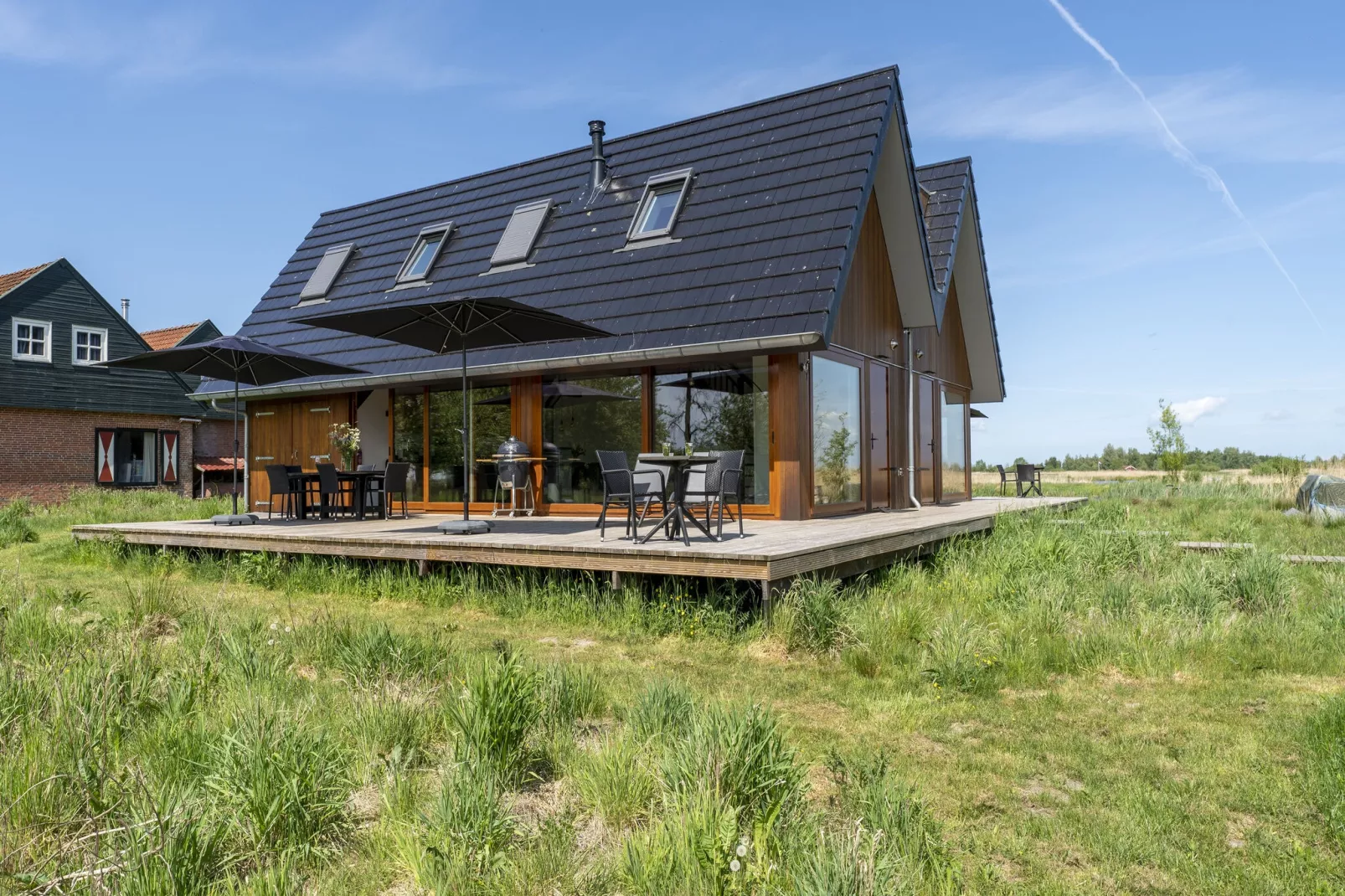 Landhuis Alde Feanen-Buitenkant zomer