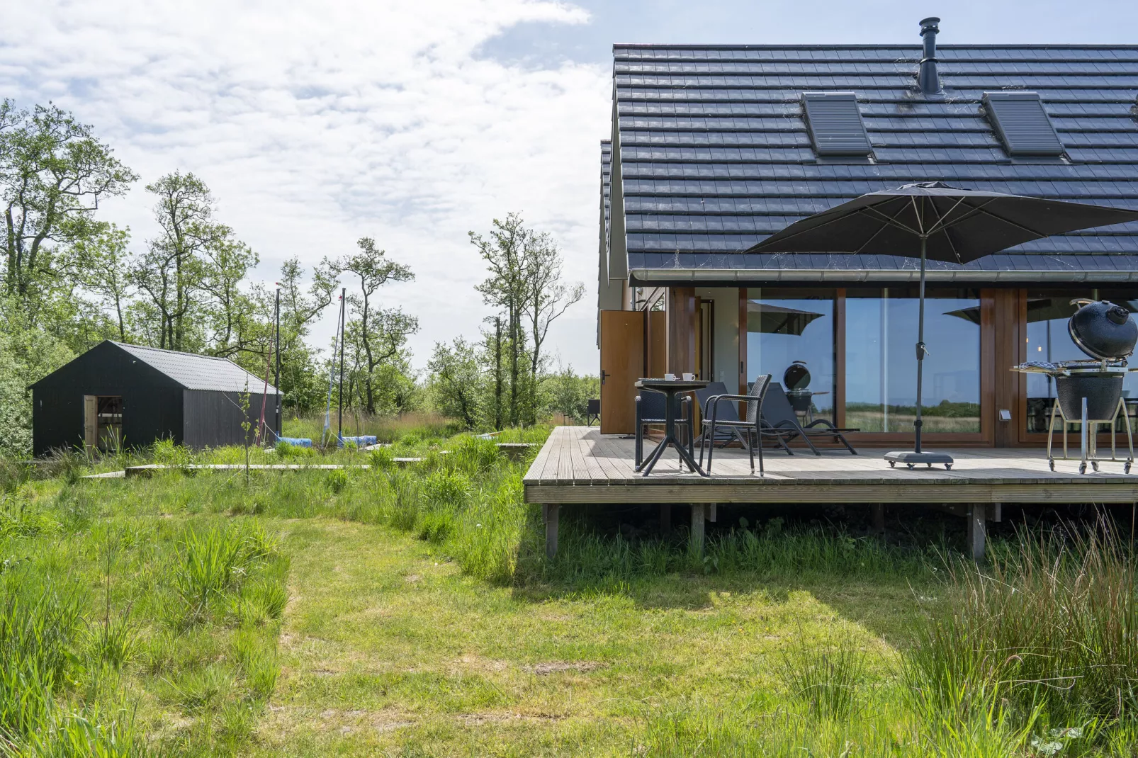Landhuis Alde Feanen-Buitenkant zomer