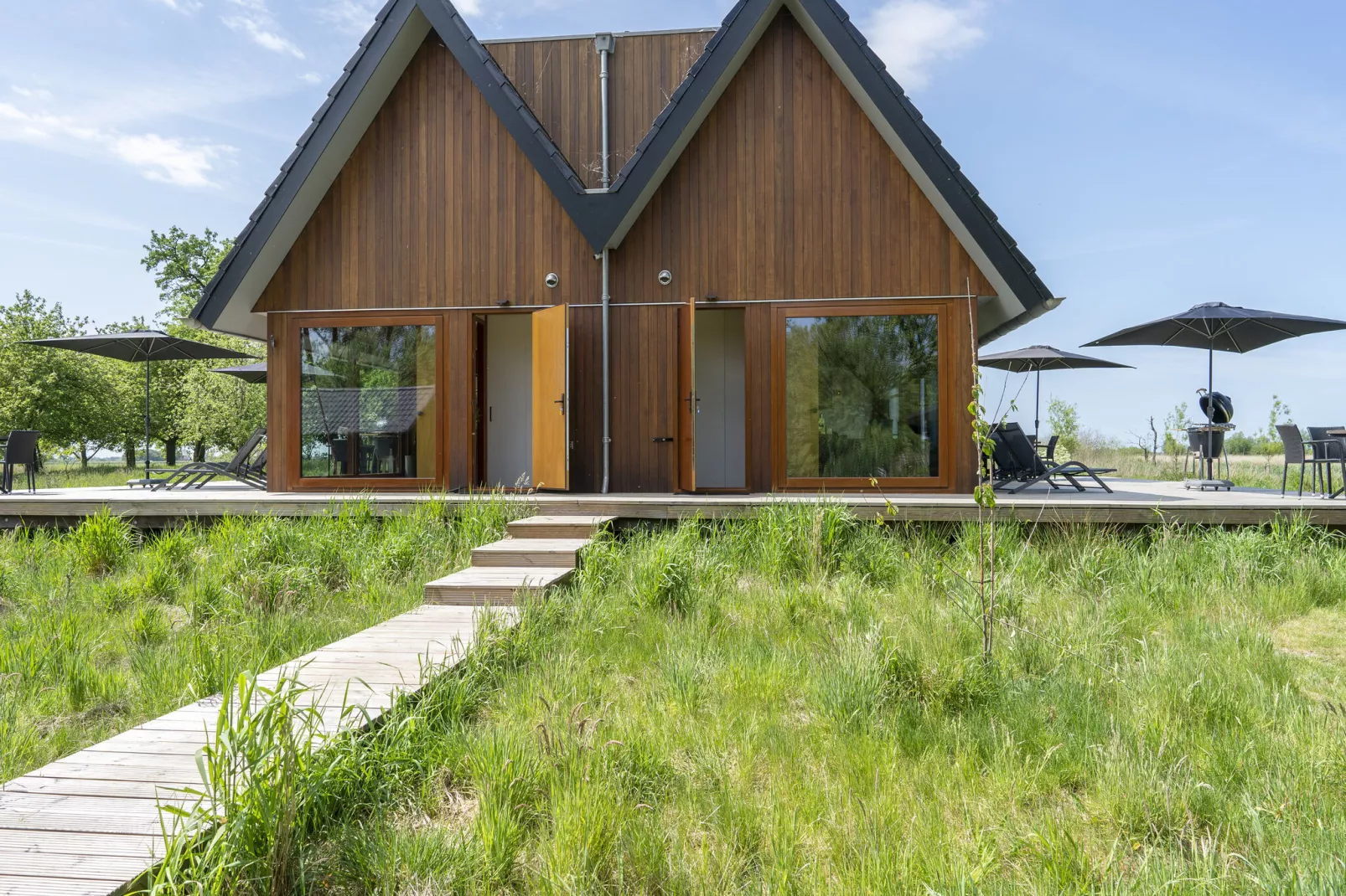 Landhuis Alde Feanen-Buitenkant zomer