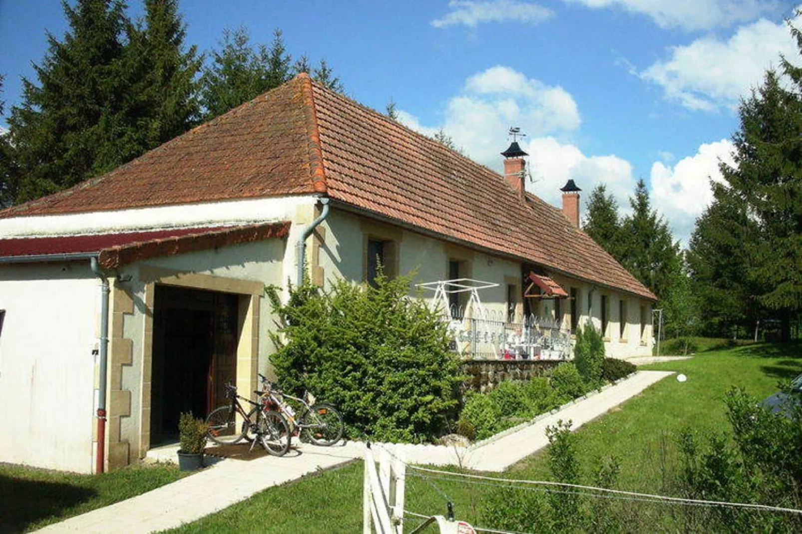 Maison de vacances -   VIEURE-Buitenkant zomer