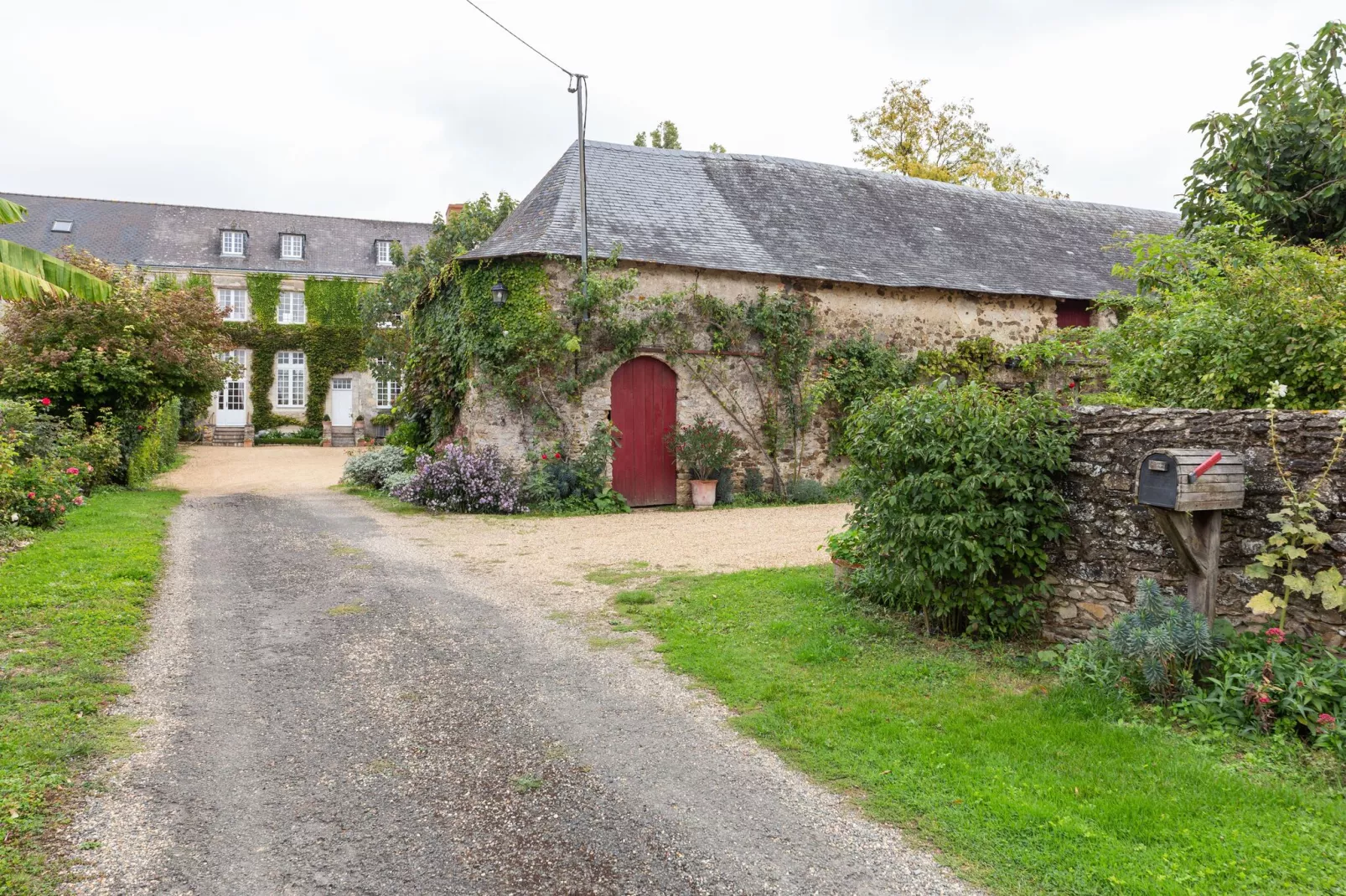 Maison de vacances St Laurent des Mortiers-Buitenkant zomer