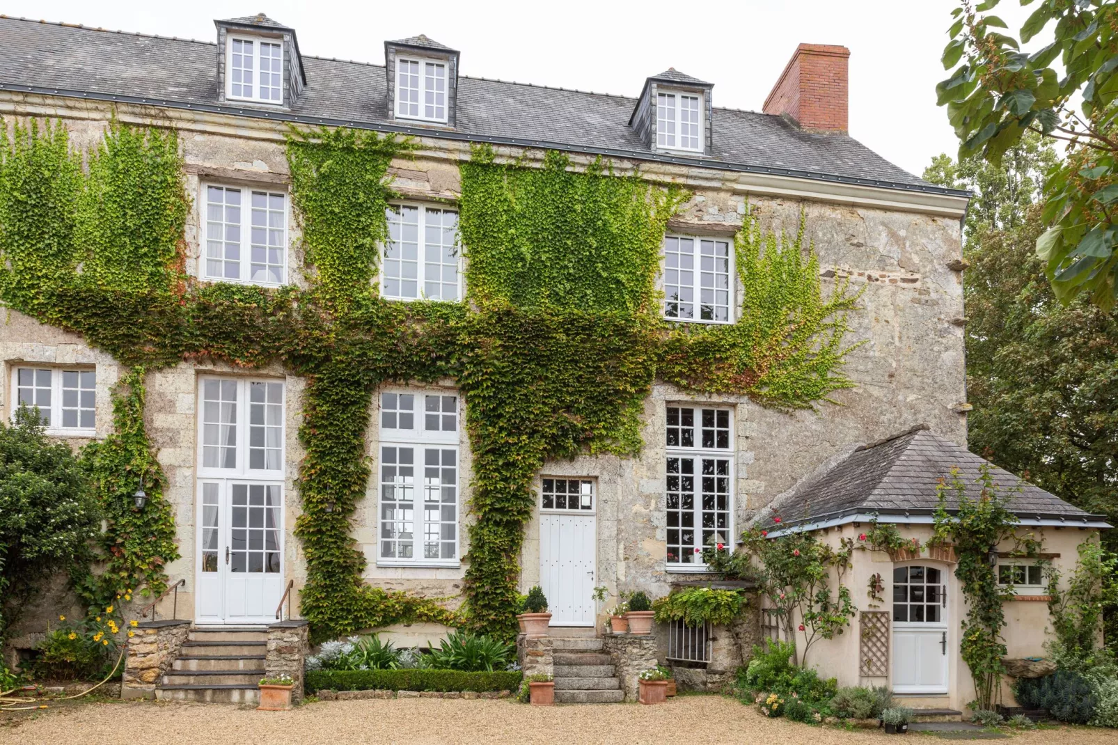 Maison de vacances St Laurent des Mortiers-Buitenkant zomer