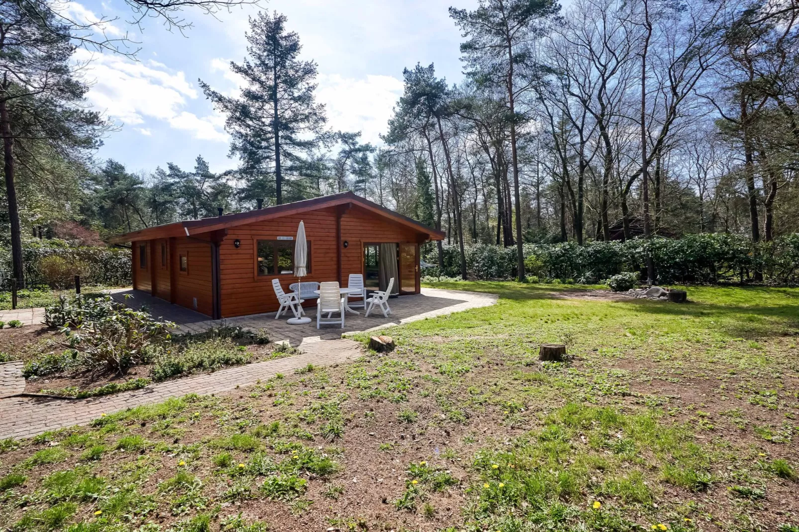 Finse Bungalow in Holten-Buitenkant zomer