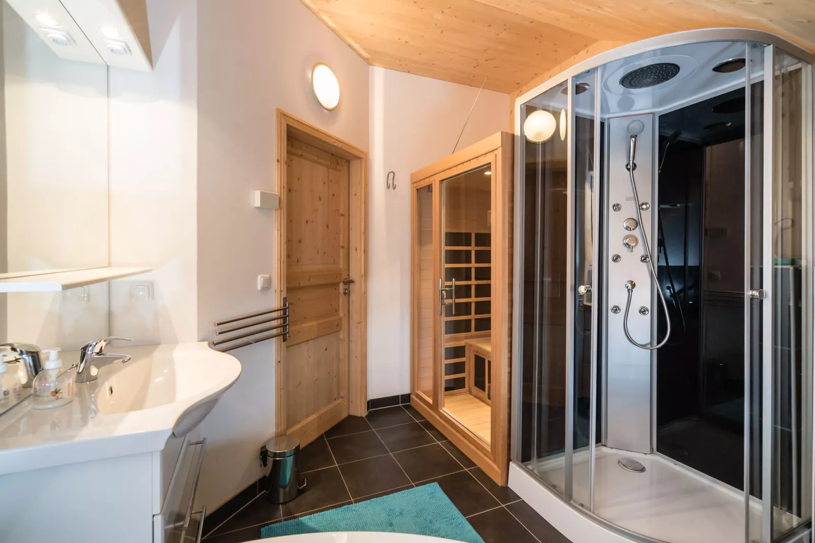 Luxe chalet in Hohentauern met adembenemend uitzicht-Badkamer