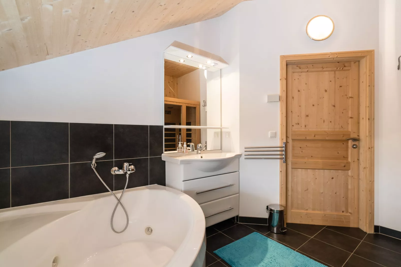 Luxe chalet in Hohentauern met adembenemend uitzicht-Badkamer