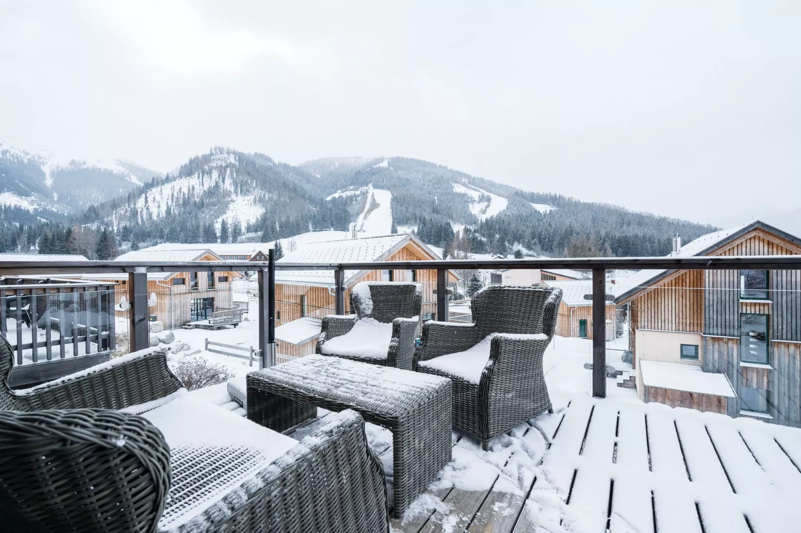 Luxe chalet in Hohentauern met adembenemend uitzicht-Terrasbalkon