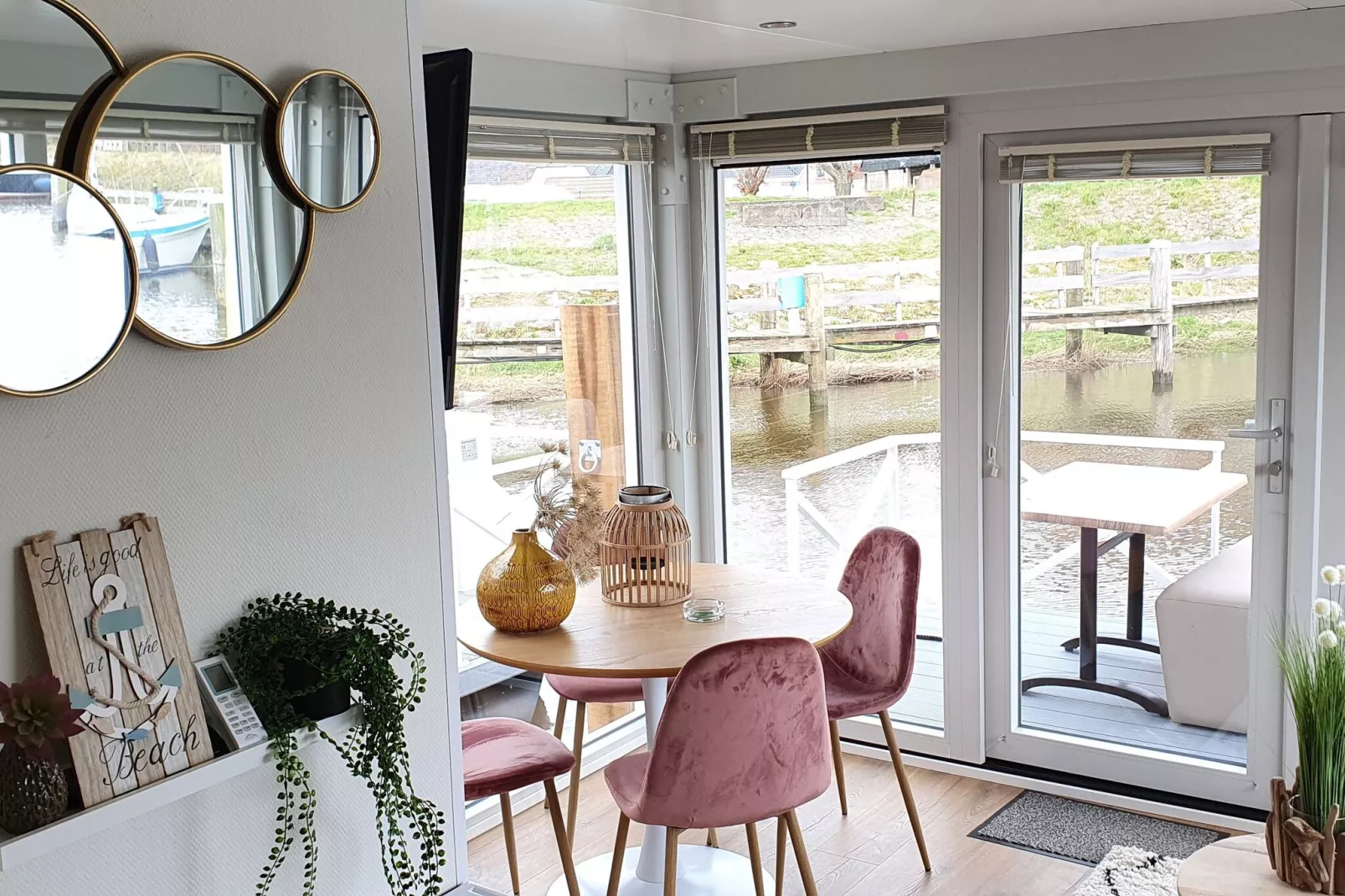 Waterlodges Lemmer 1-Eetkamer