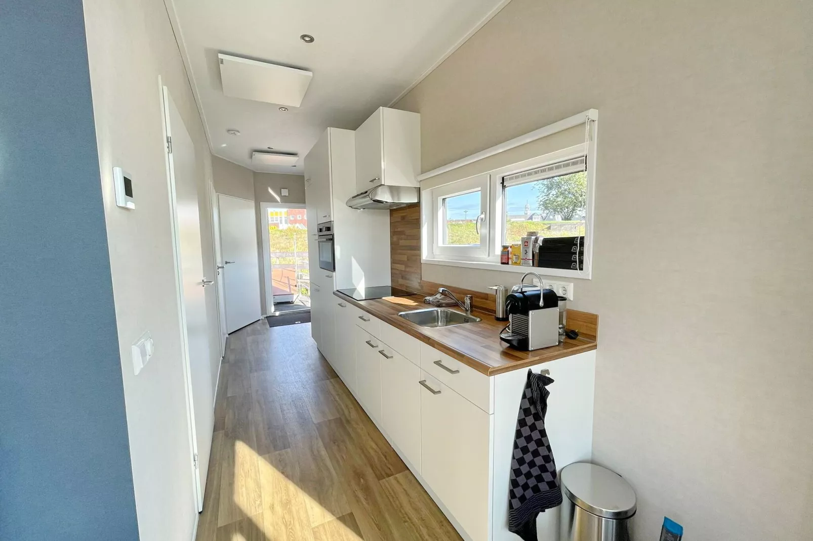 Havenlodge met airco en TV, op een vakantiepark, centrum Lemmer op loopafstand-Keuken