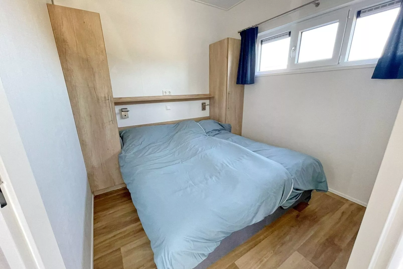 Havenlodge met airco en TV, op een vakantiepark, centrum Lemmer op loopafstand-Slaapkamer