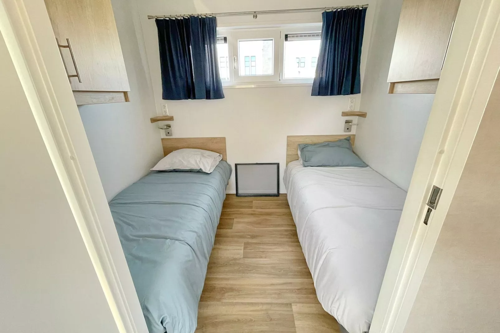 Havenlodge met airco en TV, op een vakantiepark, centrum Lemmer op loopafstand-Slaapkamer