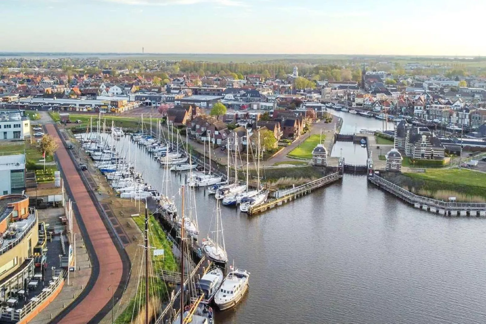 Havenlodge met airco en TV, op een vakantiepark, centrum Lemmer op loopafstand-Gebieden zomer 1km