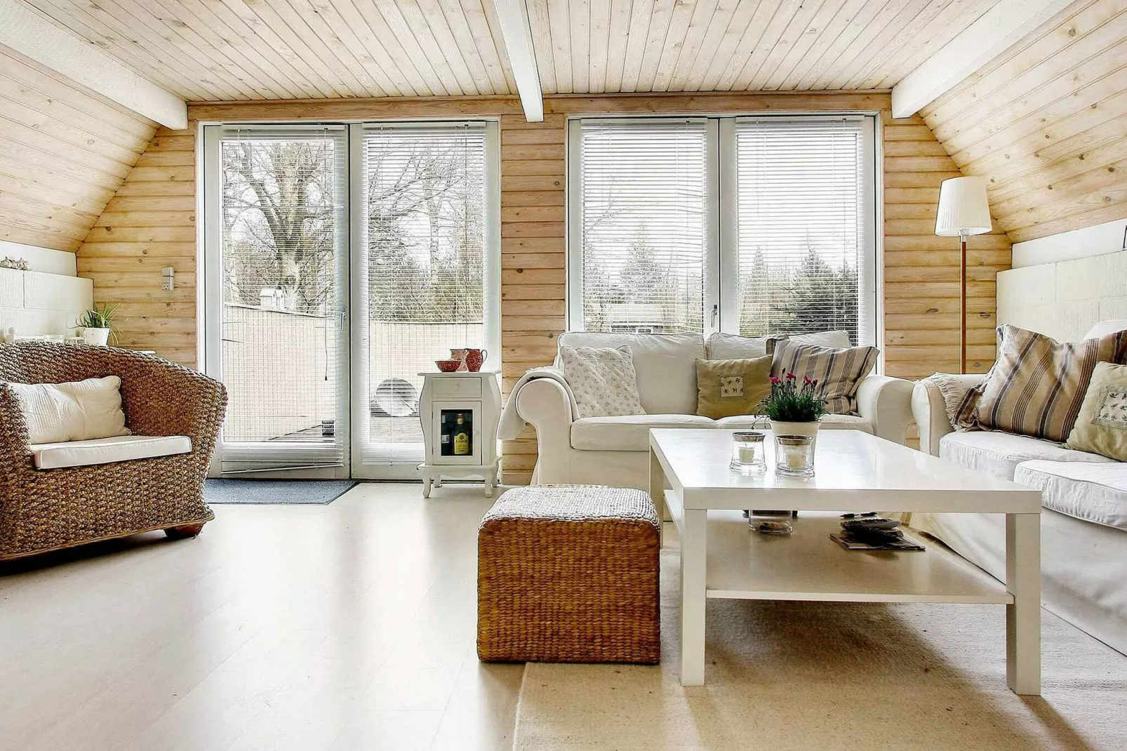 Speciaal vakantiehuis in Glesborg met een terras-Binnen