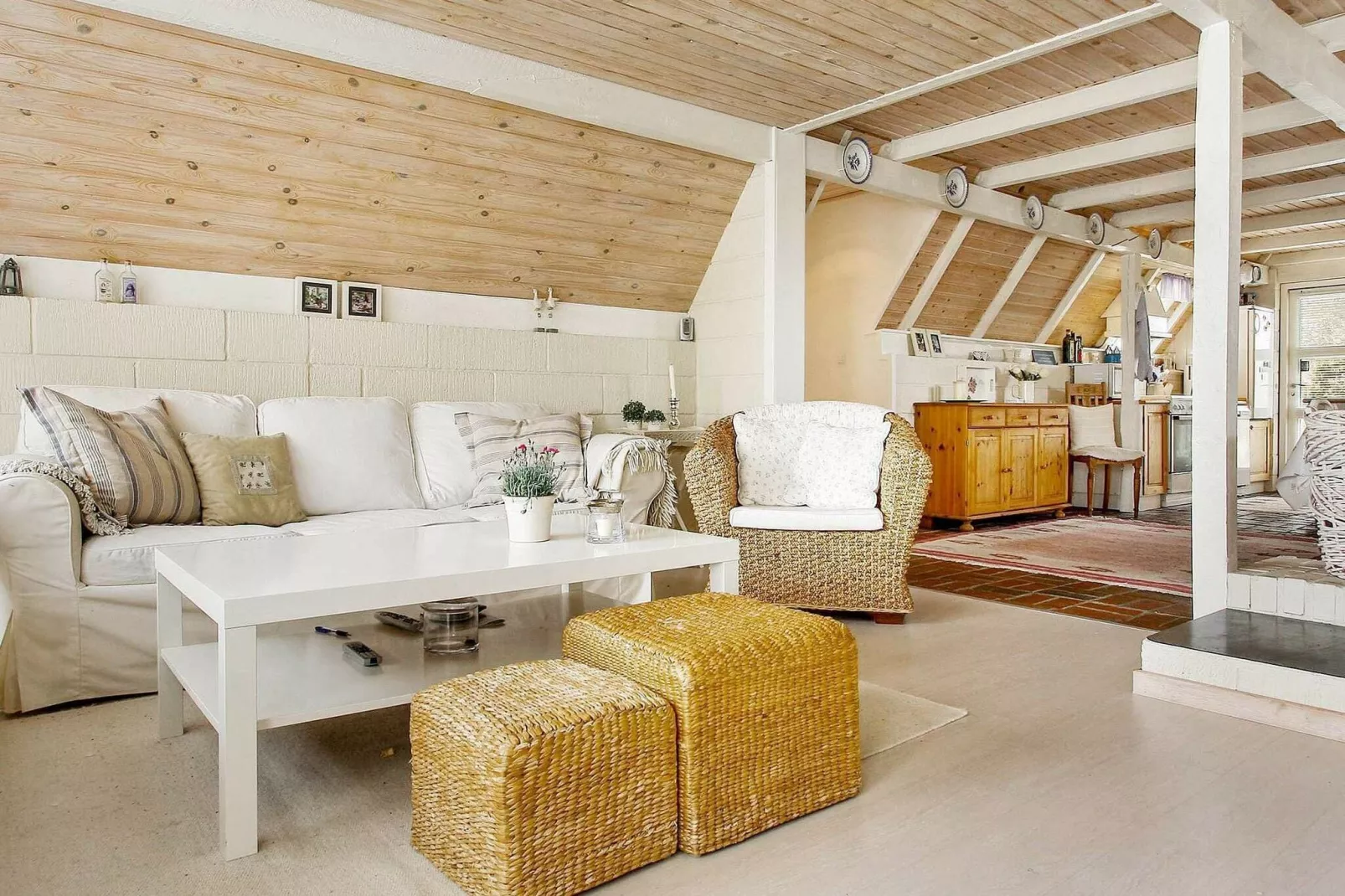 Speciaal vakantiehuis in Glesborg met een terras-Binnen