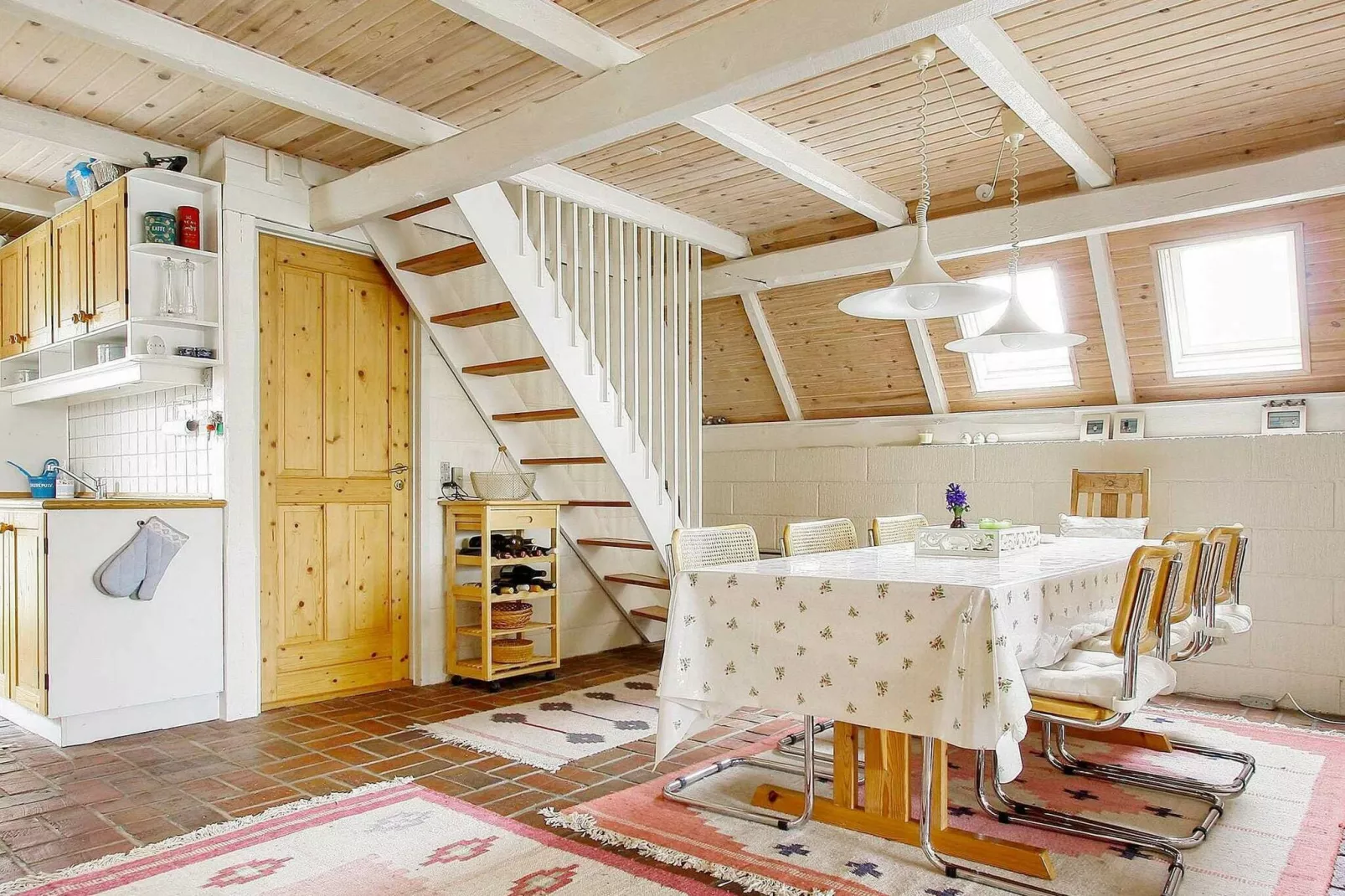 Speciaal vakantiehuis in Glesborg met een terras-Binnen