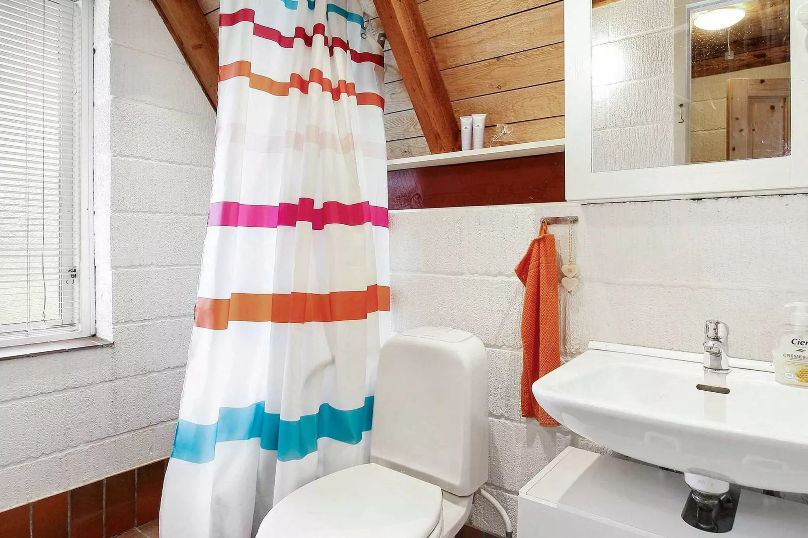 Speciaal vakantiehuis in Glesborg met een terras-Binnen
