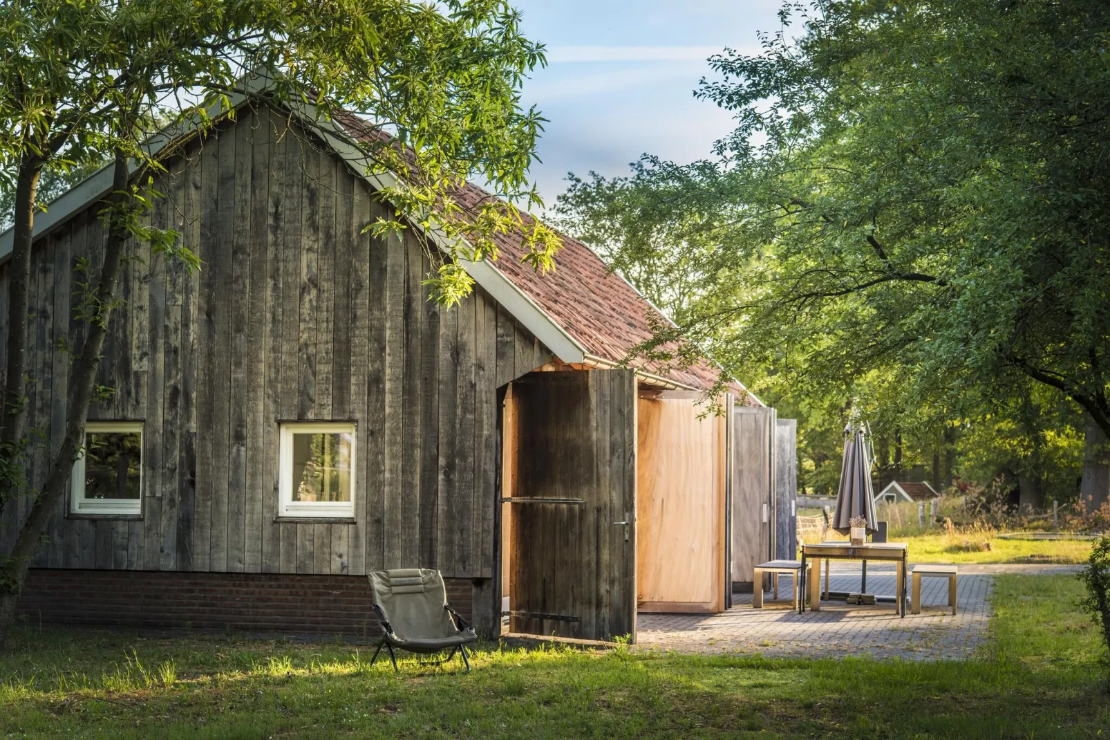 Design Farmers Barn Twente met Hottub-Buitenkant zomer