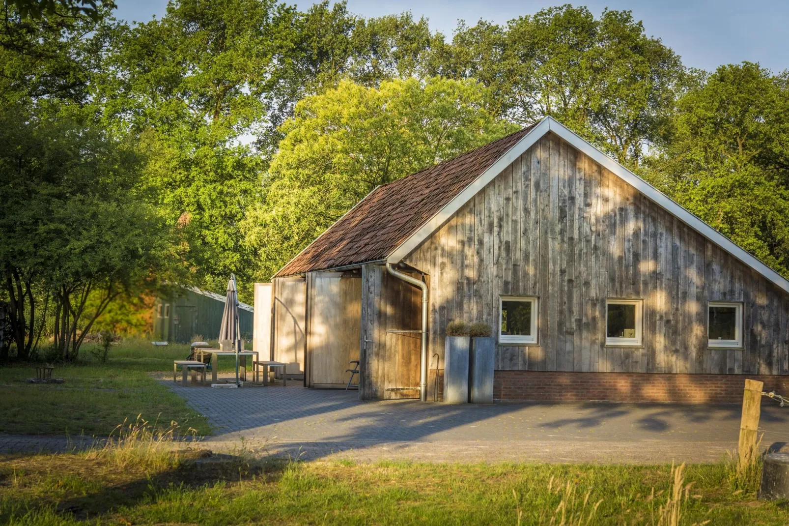 Design Farmers Barn Twente met Hottub-Buitenkant zomer
