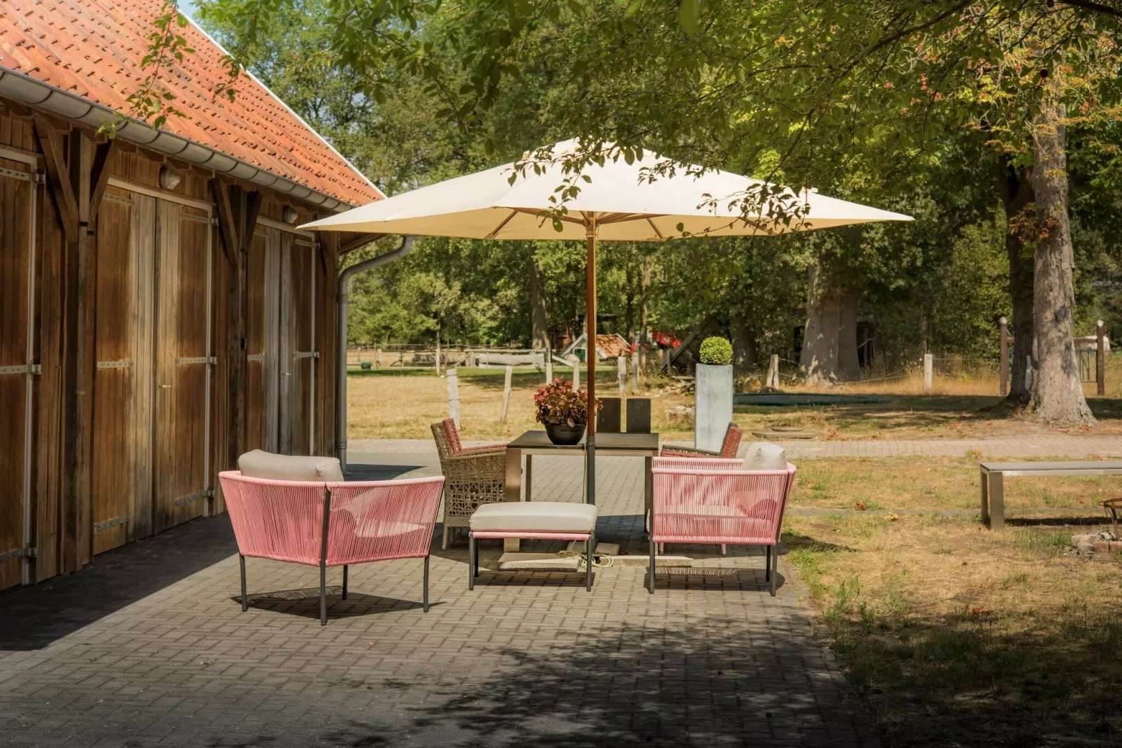 Design Farmers Barn Twente met Hottub-Tuinen zomer