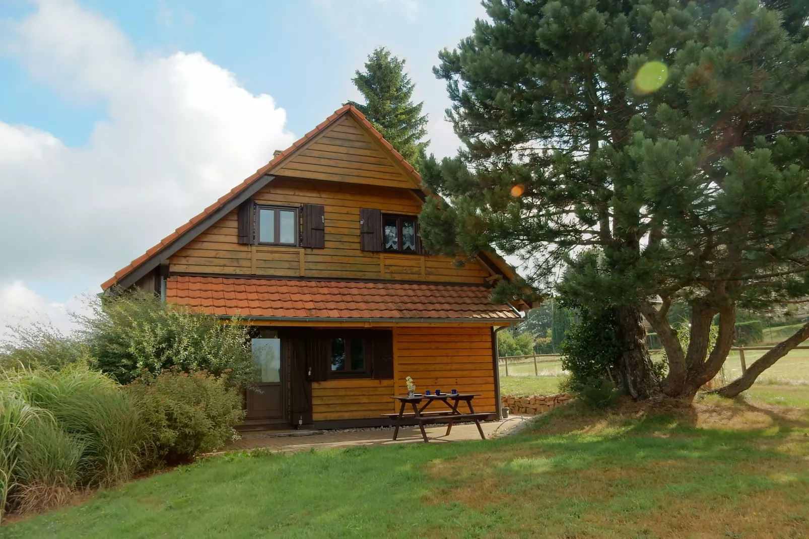 Chalet - LA HOUBE-Buitenkant zomer