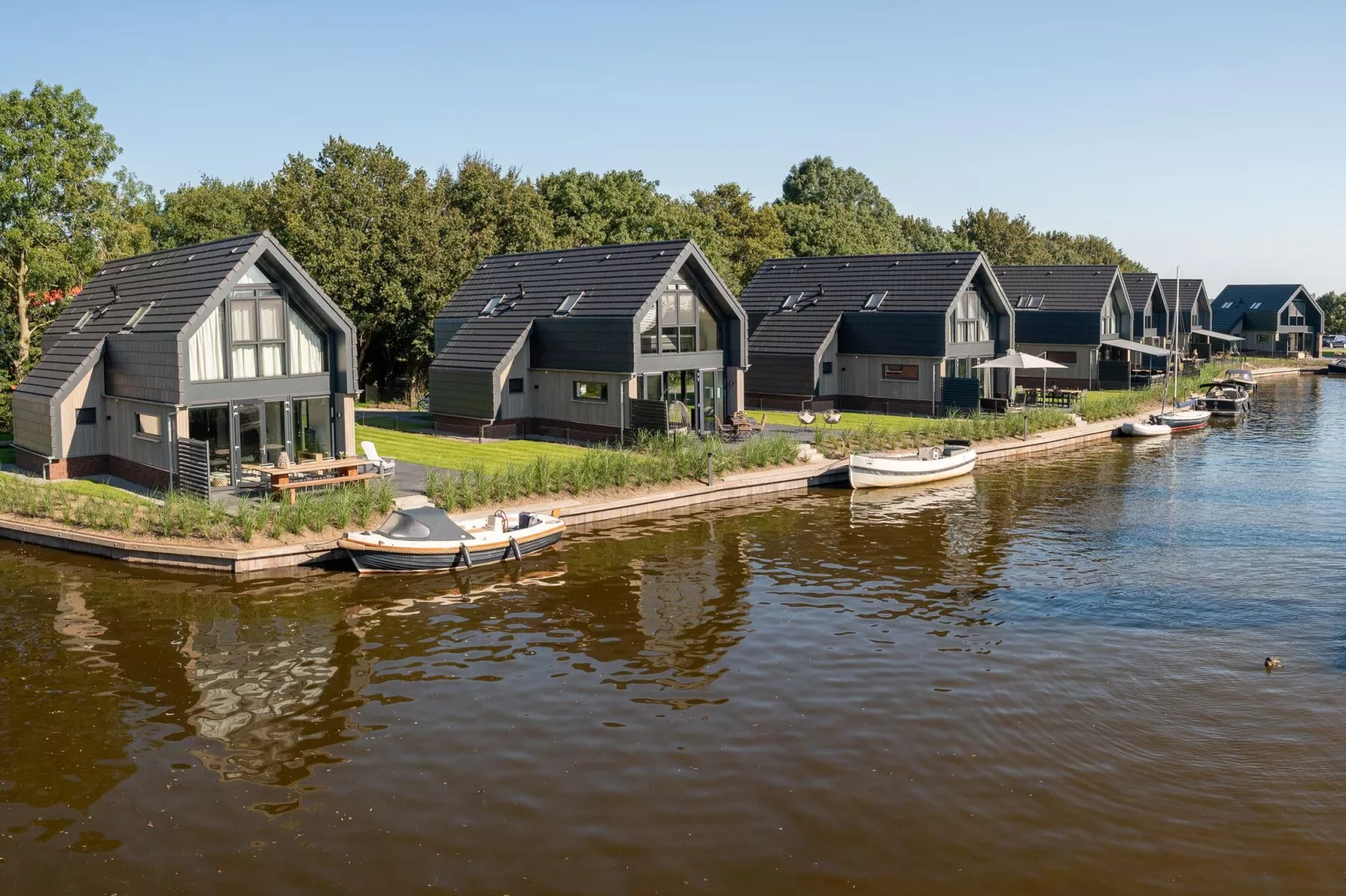 Watervilla Twa-Buitenkant zomer