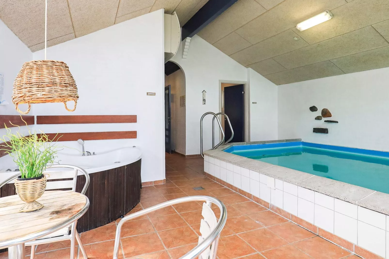 Comfortabel vakantiehuis in Hals met speeltoestellen-Zwembad