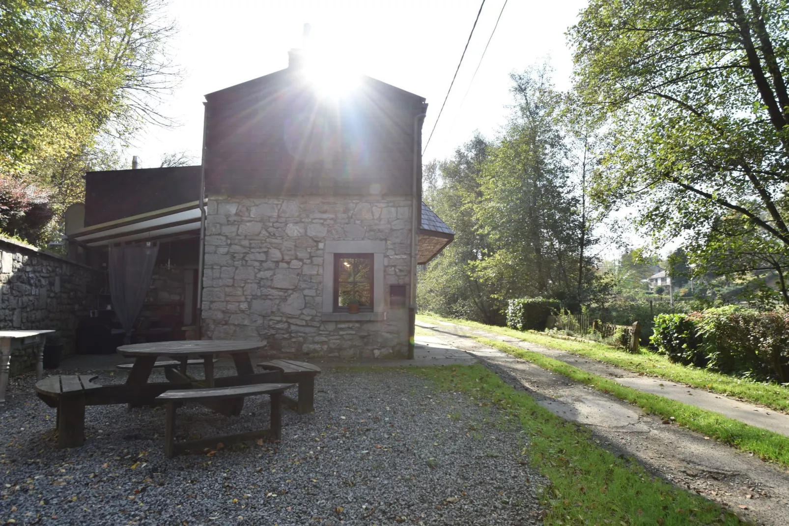 La Maison au Ruisseau-Buitenkant zomer