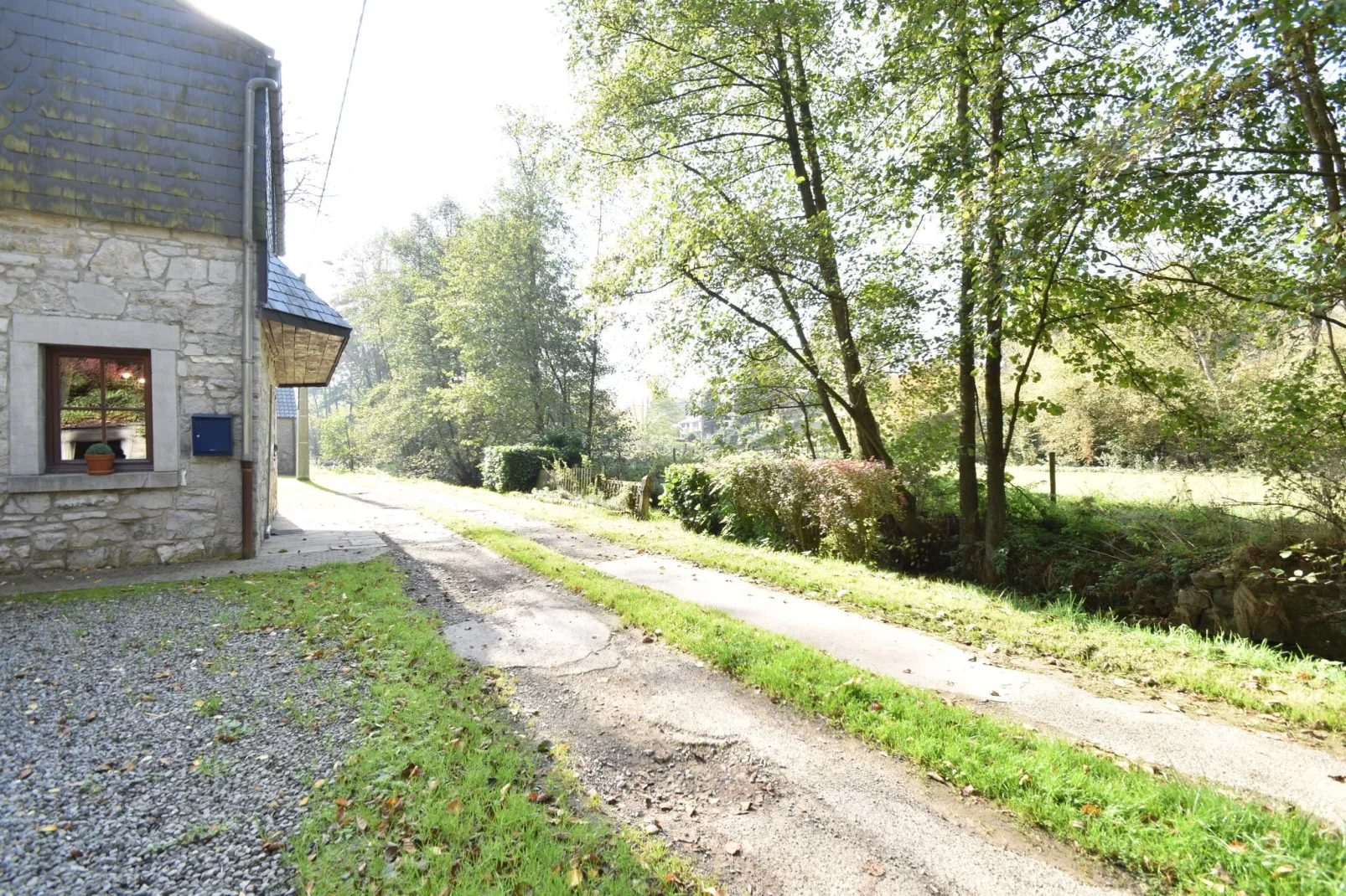 La Maison au Ruisseau-Buitenkant zomer