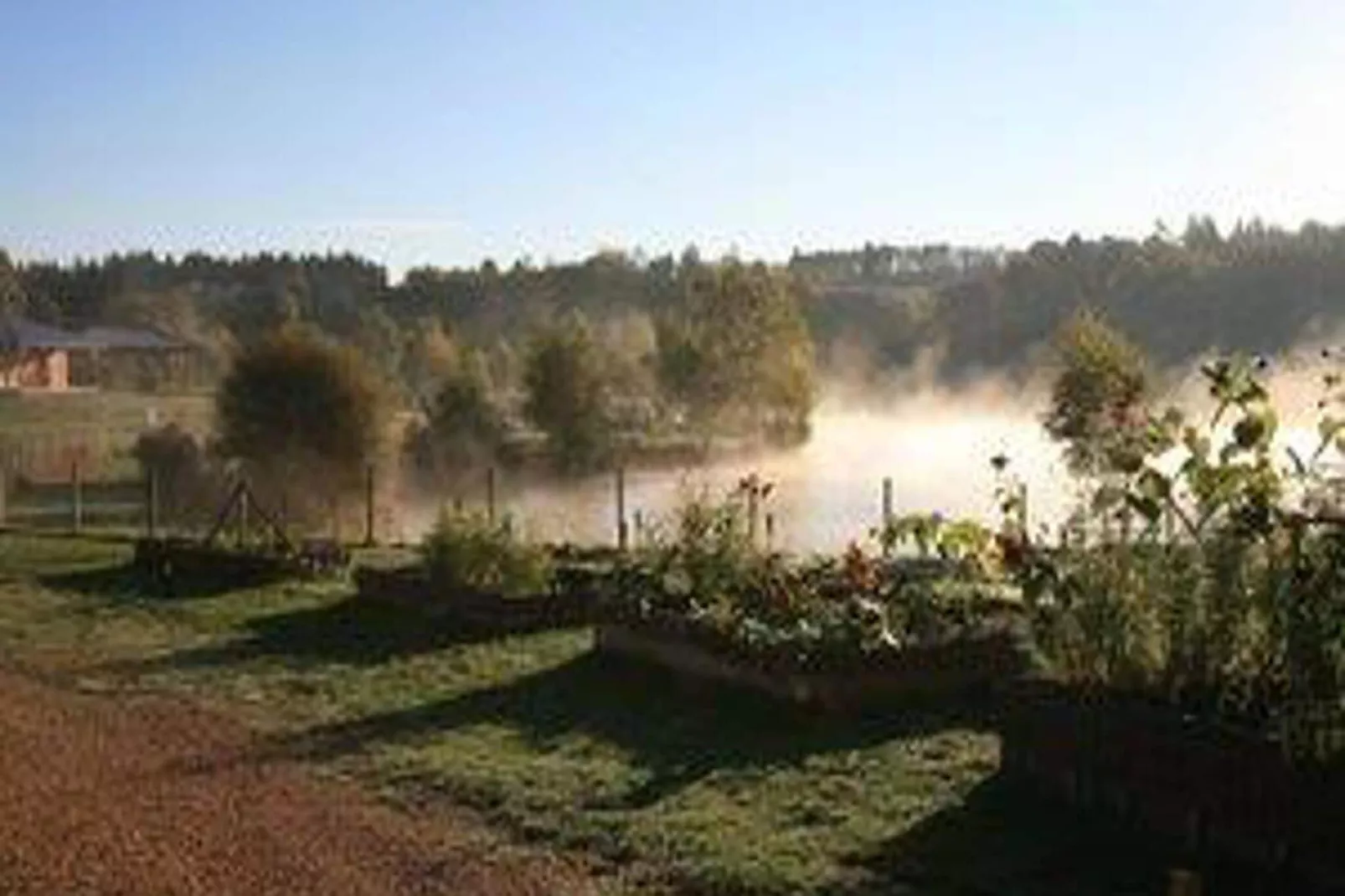 Le Domaine des Monédières-Buitenkant zomer