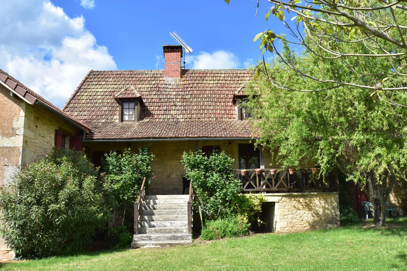 Maison de vacances Le Moulinal Haut-Buitenkant zomer