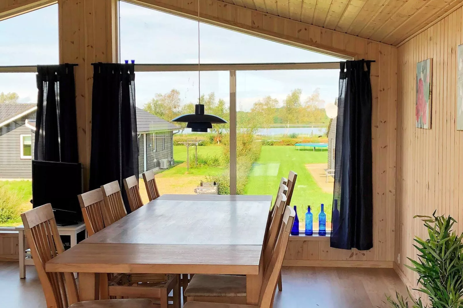 Scandinavische oase aan het meer-By Traum-Binnen