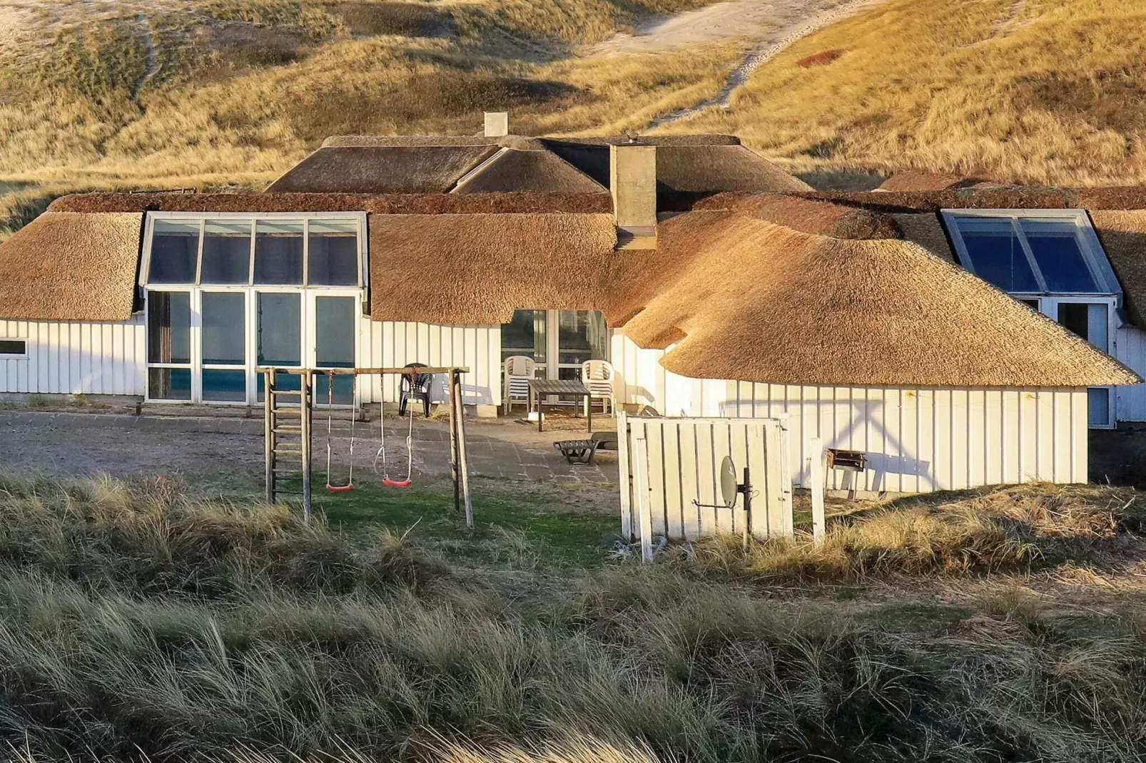 Ruim 12-persoons vakantiehuis in Hvide Sande met sauna-Buitenlucht