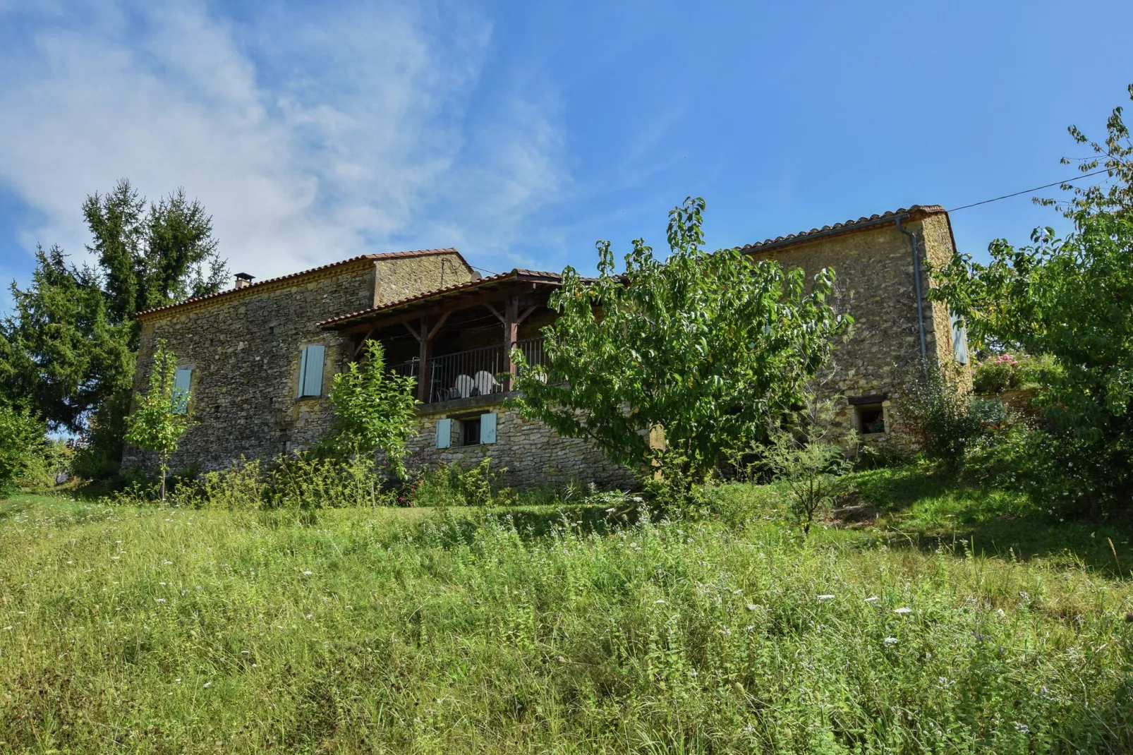 Maison au calme avec piscine-Buitenkant zomer